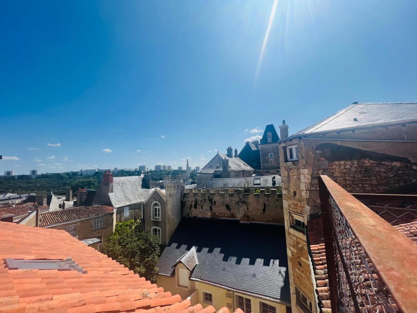 So British ! Appart Atypique Et Sa Petite Terrasse Poitiers Extérieur photo
